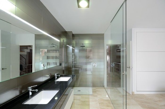 interior en blanco y rojo.baño