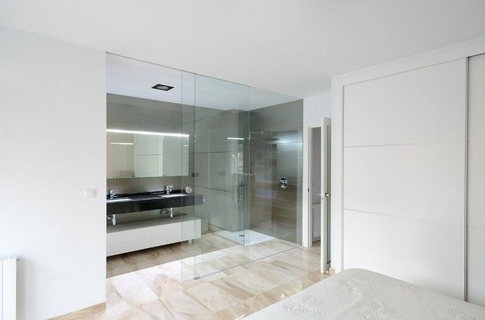 interior en blanco y rojo. baño dormitorio