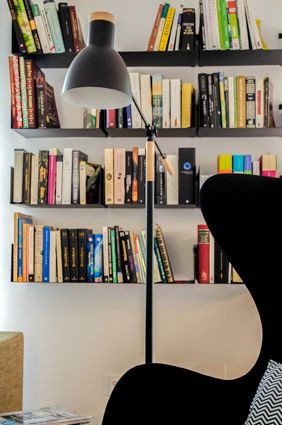 diferentes ambientes en un mismo espacio. librería