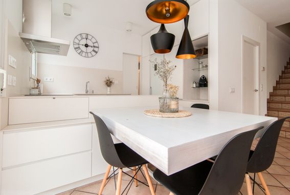 diferentes ambientes en un mismo espacio interior. mesa cocina