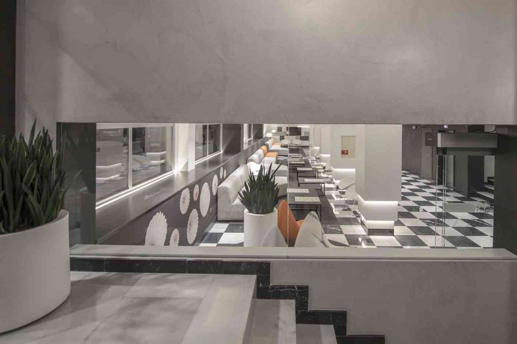 mobiliario de hotel en salón visto desde entrada