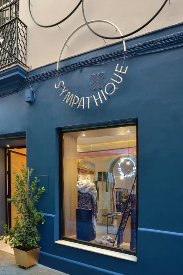 Sympathique fachada de pequeño espacio de diseño (Copiar)