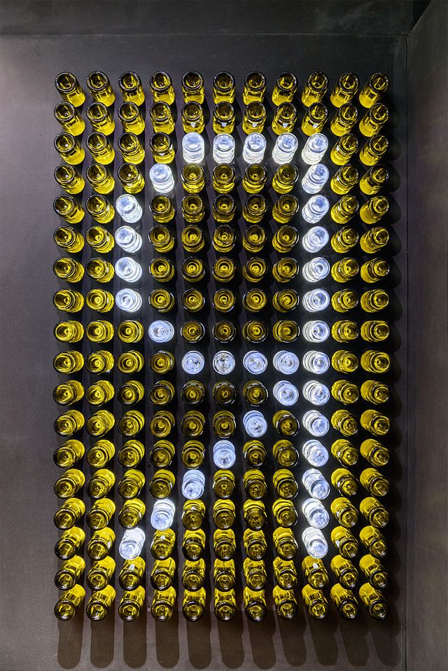 composicion de botellas en decoración de tienda de vinos composicion de botellas en decoración de tienda de vinos