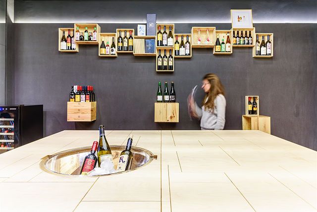 cajas de vinos en decoración de tienda de vinos cajas de vinos en decoración de tienda de vinos