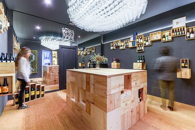 vista interior decoración de tienda de vinos vista interior decoración de tienda de vinos