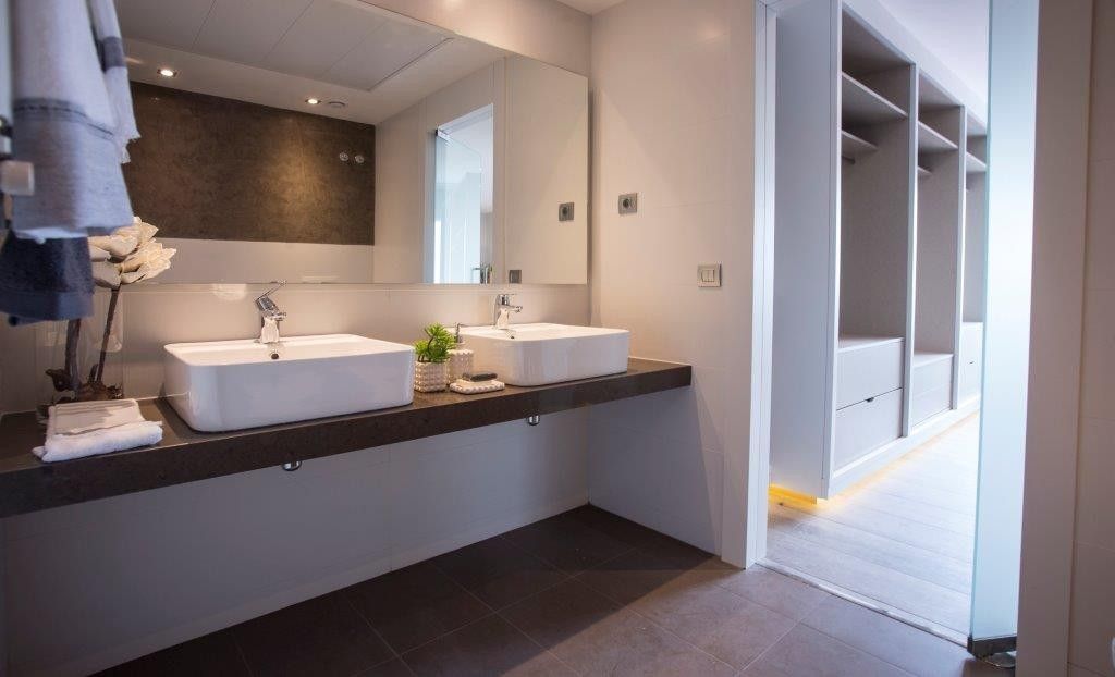baño y vestidor de apartamento de estilo industrial baño y vestidor de apartamento de estilo industrial