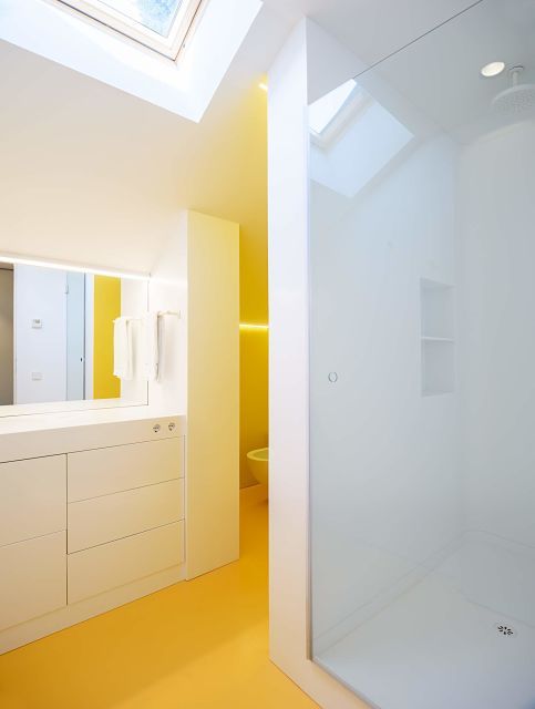 diseño y mobiliario a medida en baño amarillo