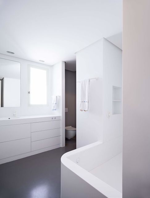 diseño y mobiliario a medida en baño gris
