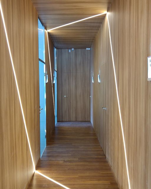 pasillo panelado en diseño de espacio interior en clínicas