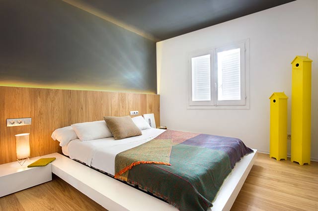 Decoración de dormitorio de matrimonio con luz artificial