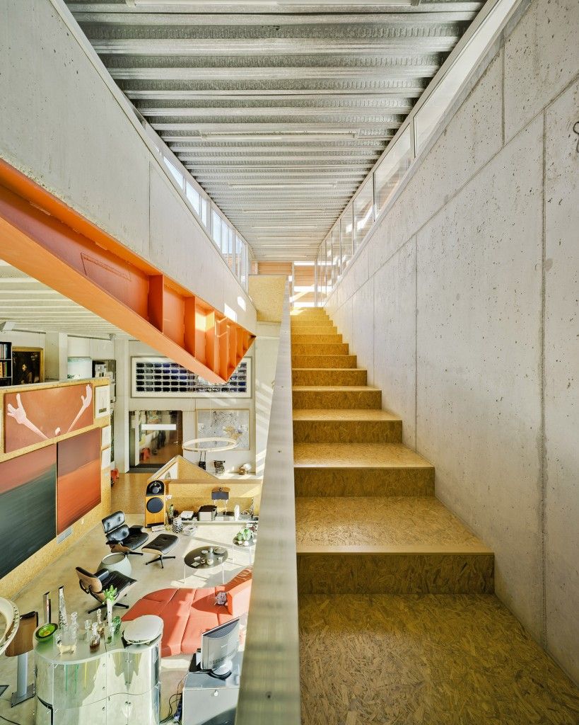 diseño de escalera interior hormigón y tablero de fibras