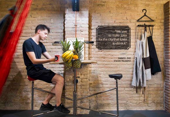 mesa bicicleta en local de diseño para veganos mesa bicicleta en local de diseño para veganos