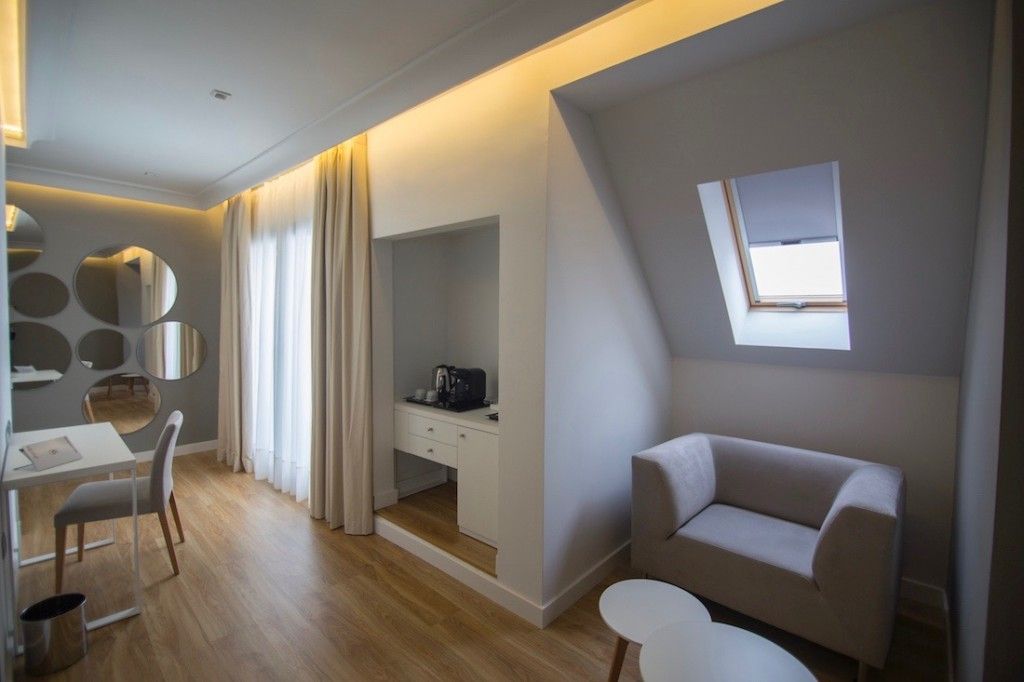 decoracion-junior-suite-hotel-monte-carmelo-zona-escritorio decoracion-junior-suite-hotel-monte-carmelo-zona-escritorio