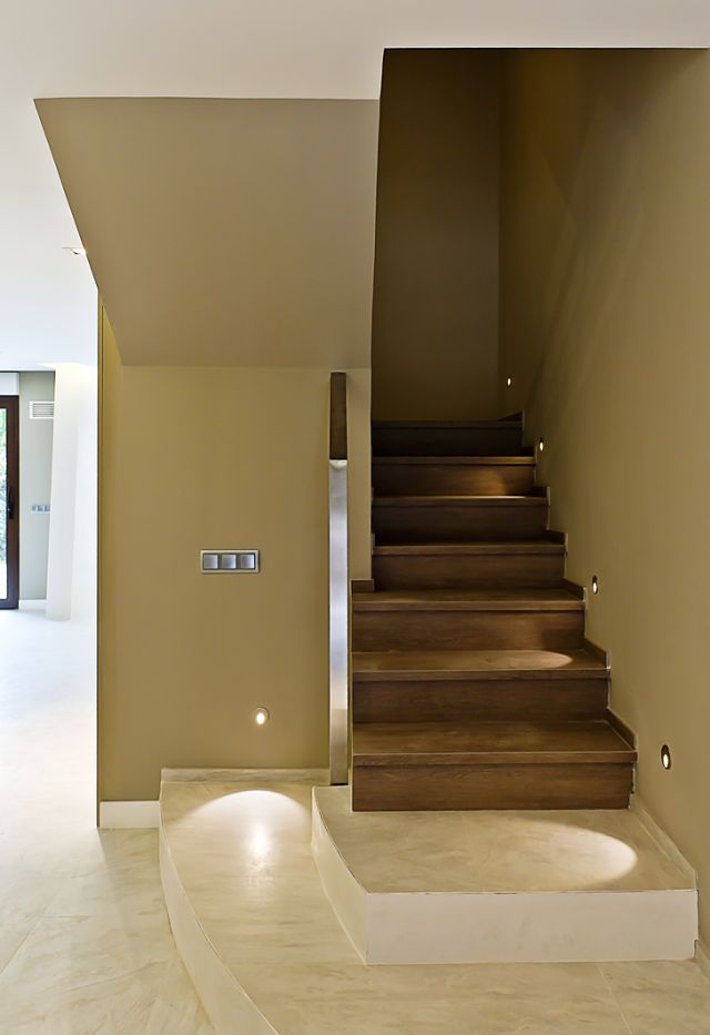 diseño de escalera interior en vivienda