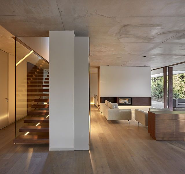 Escalera y chimenea en casas de diseño