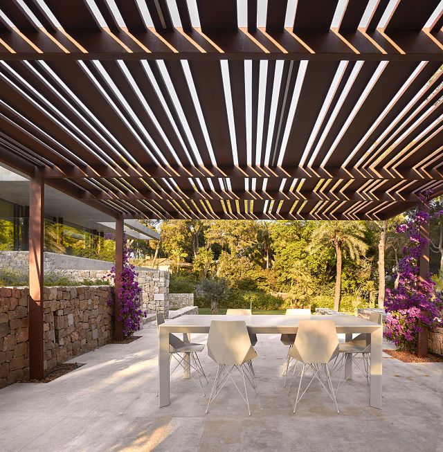 Pérgola exterior en la casa en la Pinada