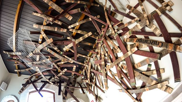 trozos de barricas en la decoración de un bar