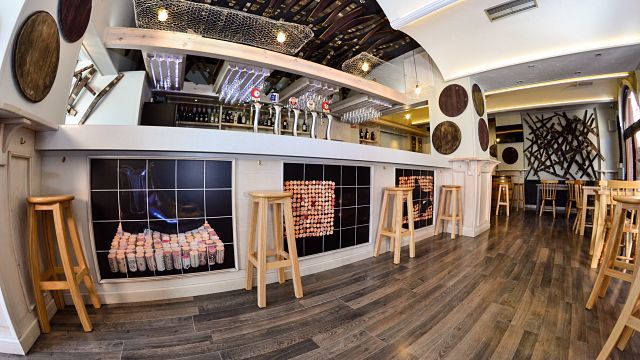 fotografías de corchos en la decoración de un bar