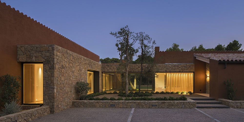 Vista de noche de la arquitectura y diseño de casa en Pallafrugel Vista de noche de la arquitectura y diseño de casa en Pallafrugel