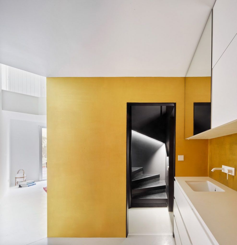 Escalera que desembarca en cocina en el dúplex Tibbaut Escalera que desembarca en cocina en el dúplex Tibbaut