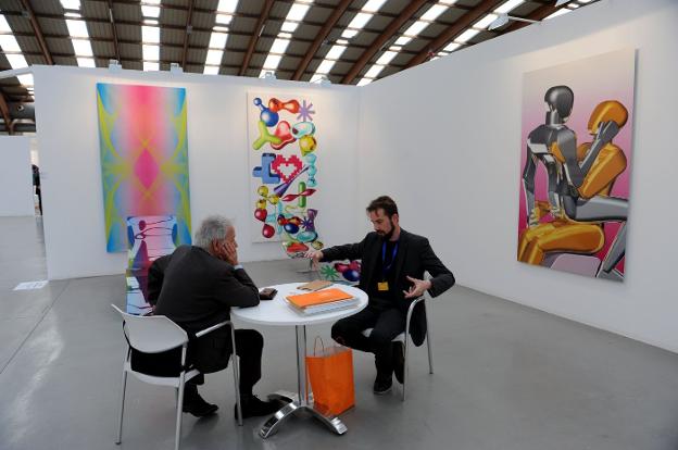 Lámpara Marie Coquine de Baccarat y la escultura Rabbit de Jeff Koons, Galería Vértigo.