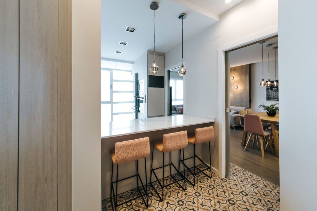 Vista desde entrada a apartamento diseñado con interiorismo moderno Vista desde entrada a apartamento diseñado con interiorismo moderno