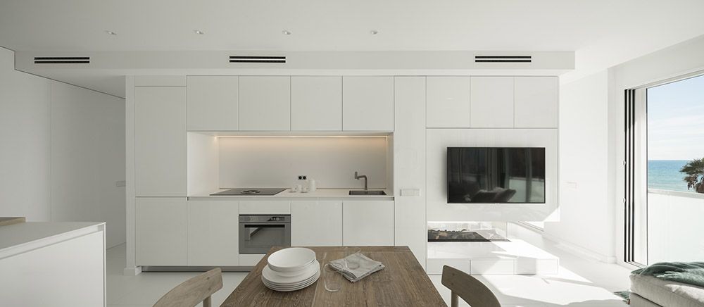 Cocina y comedor de apartamento de diseño minimalista