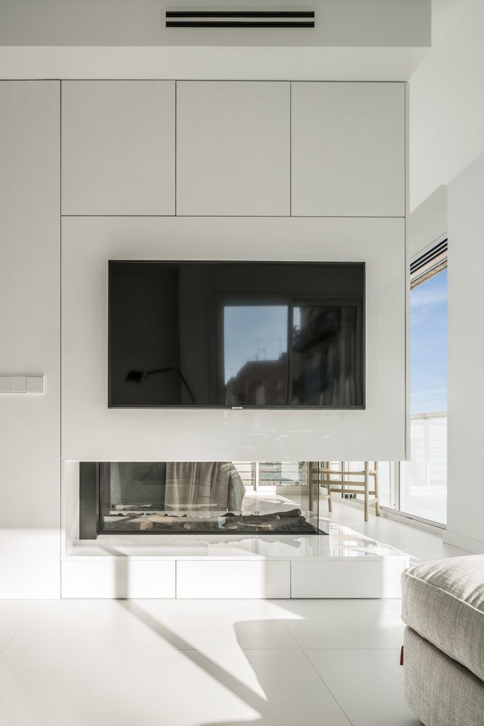 Chimenea en apartamento de diseño minimalista