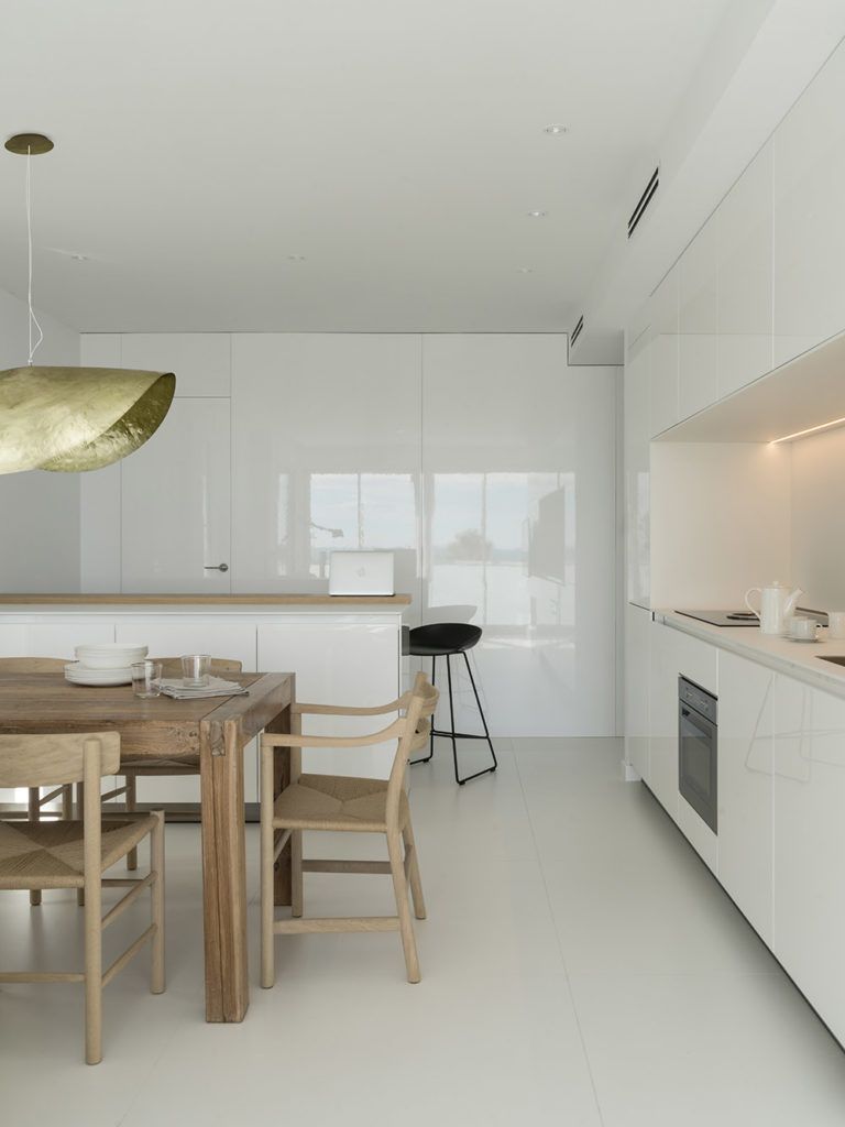 Comedor en apartamento de diseño minimalista