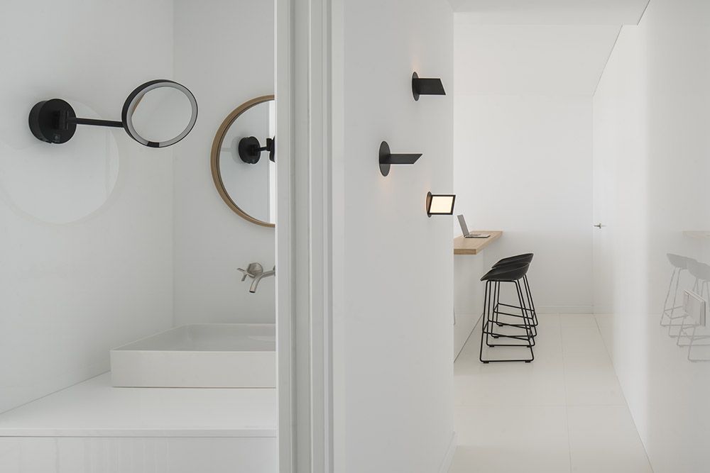 Aseo y pasillo de apartamento de diseño minimalista