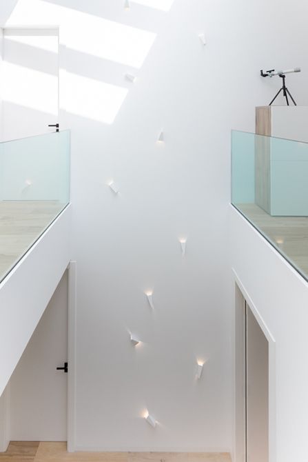 Iluminación de escalera al reformar una casa de pueblo
