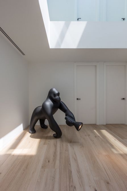 Escultura Kong de Queebo en reforma de una casa de pueblo