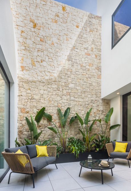 Patio interior rehabilitado al reformar una casa de pueblo