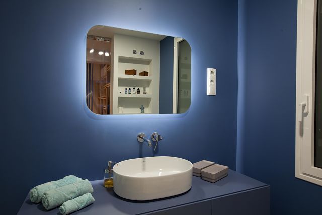 Baño de diseño en color azul