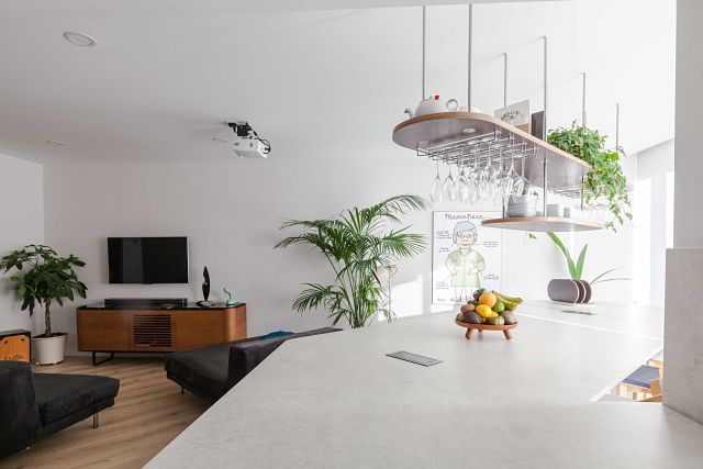 Cocina abierta al salón en vivienda de diseño