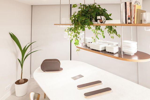 Detalle de estantería de diseño en cocina