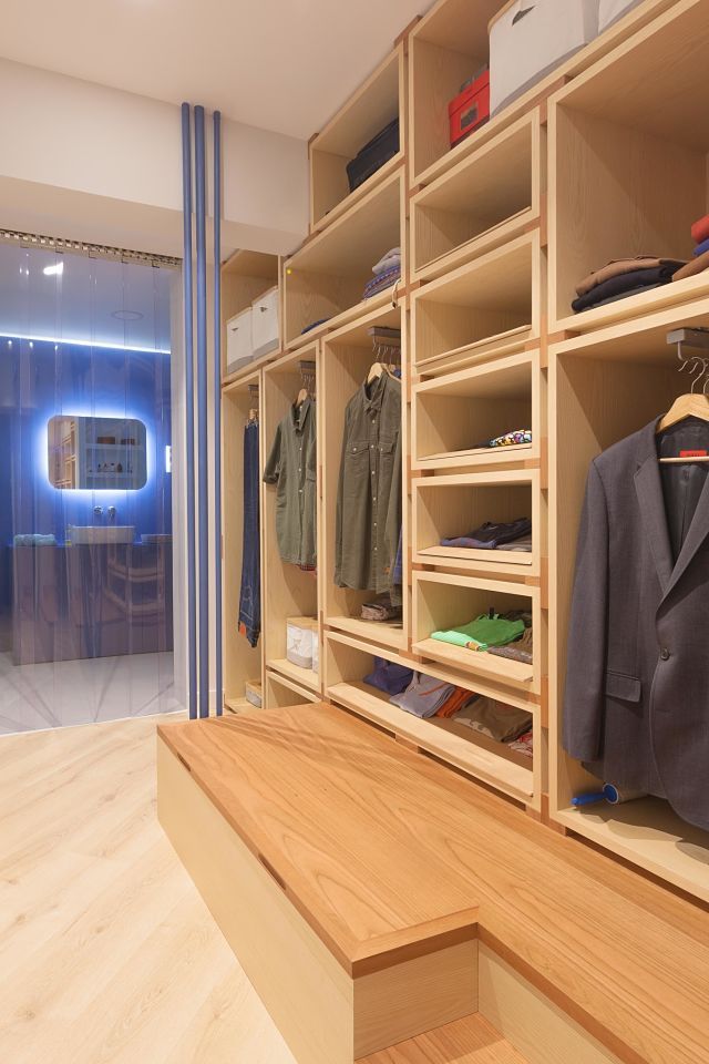Vestidor de diseño en dormitorio