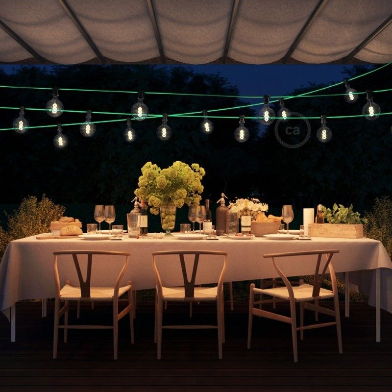 Decoración de comedor exterior con guirnaldas de luces
