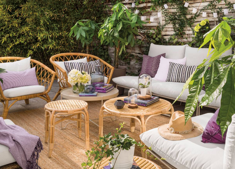 Terraza con muebles de mimbre