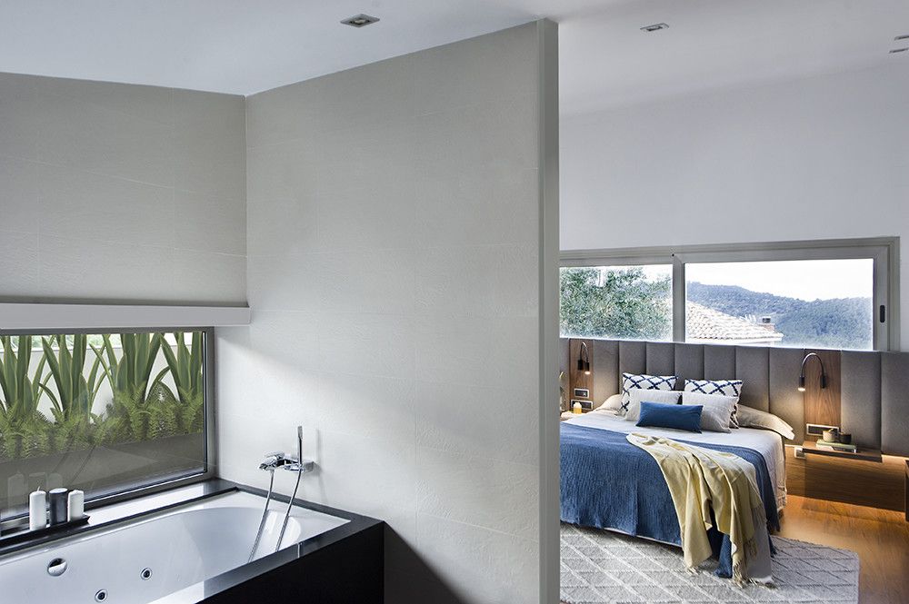 Baño y dormitorio principal de una casa de verano