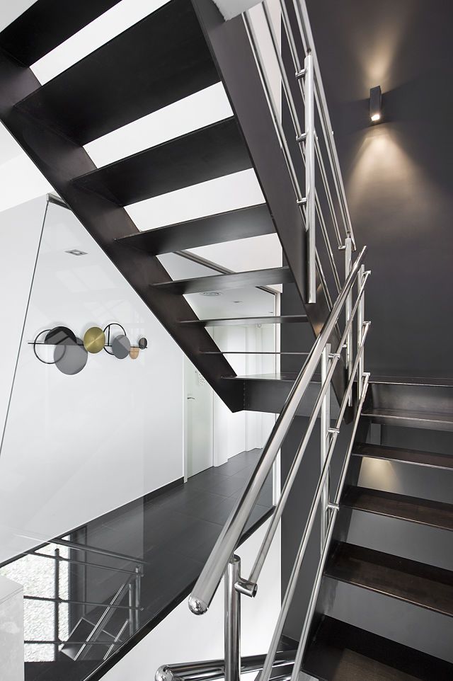 Escalera metálica de diseño iluminada en casa de vacaciones