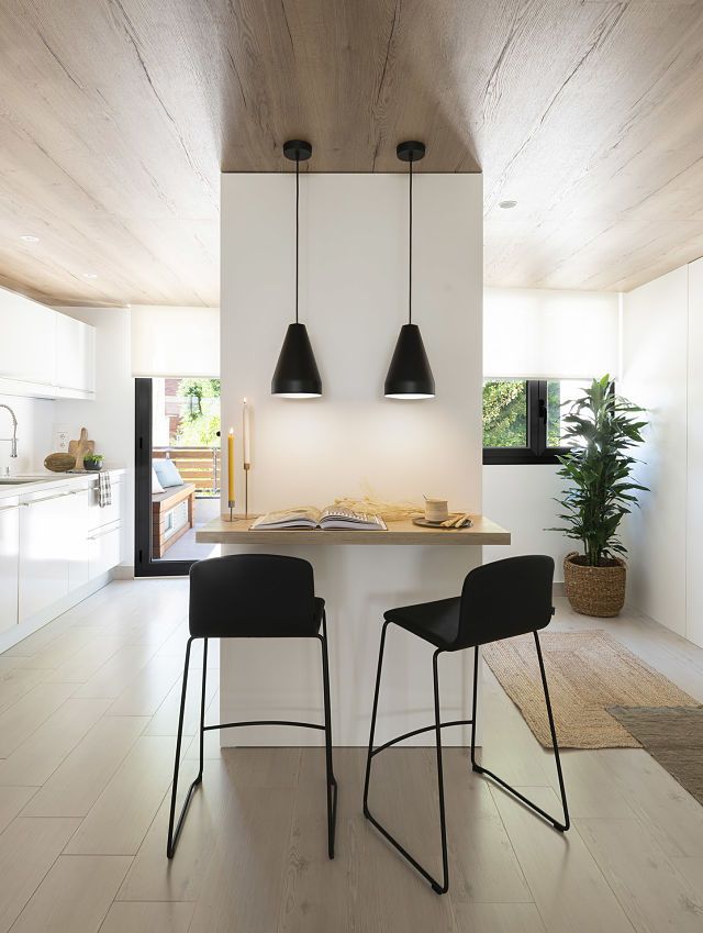 Cocina slow deco con lámparas colgantes