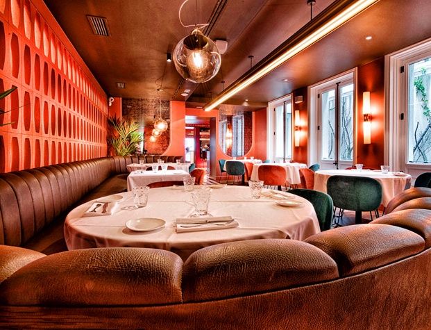Comedor rojo en el restaurante Noi