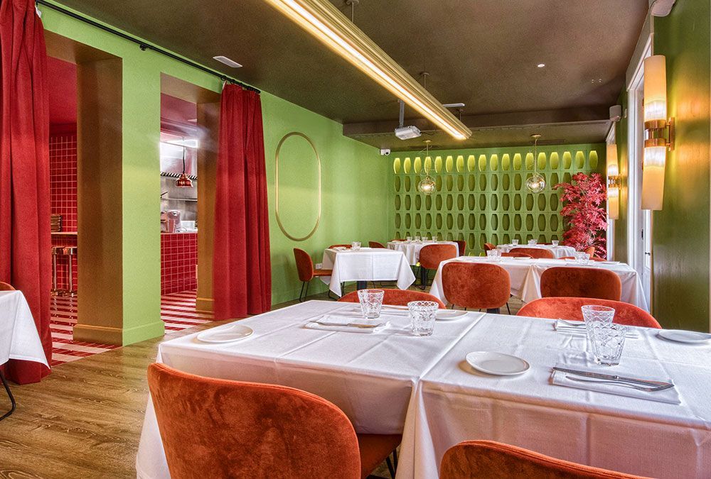 Comedor verde en el restaurante noi