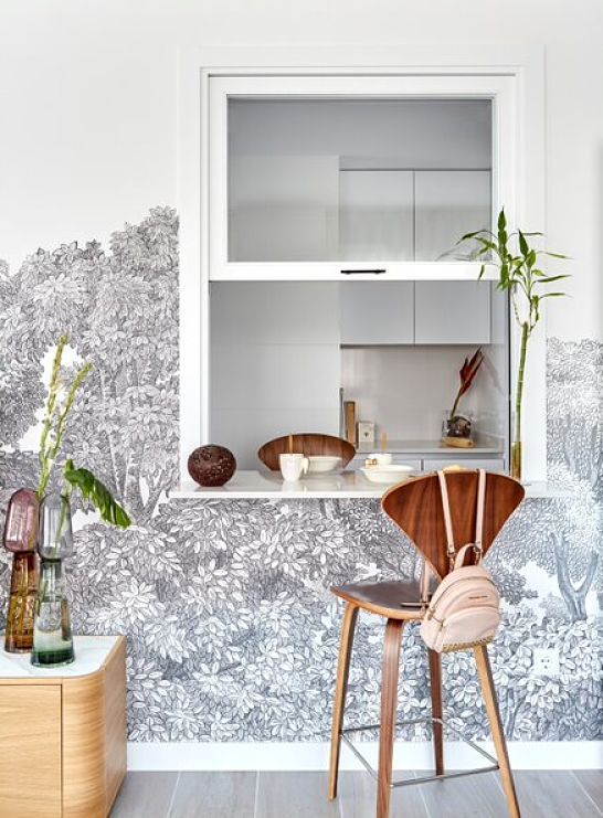 Ventana entre salón y cocina de un apartamento femenino