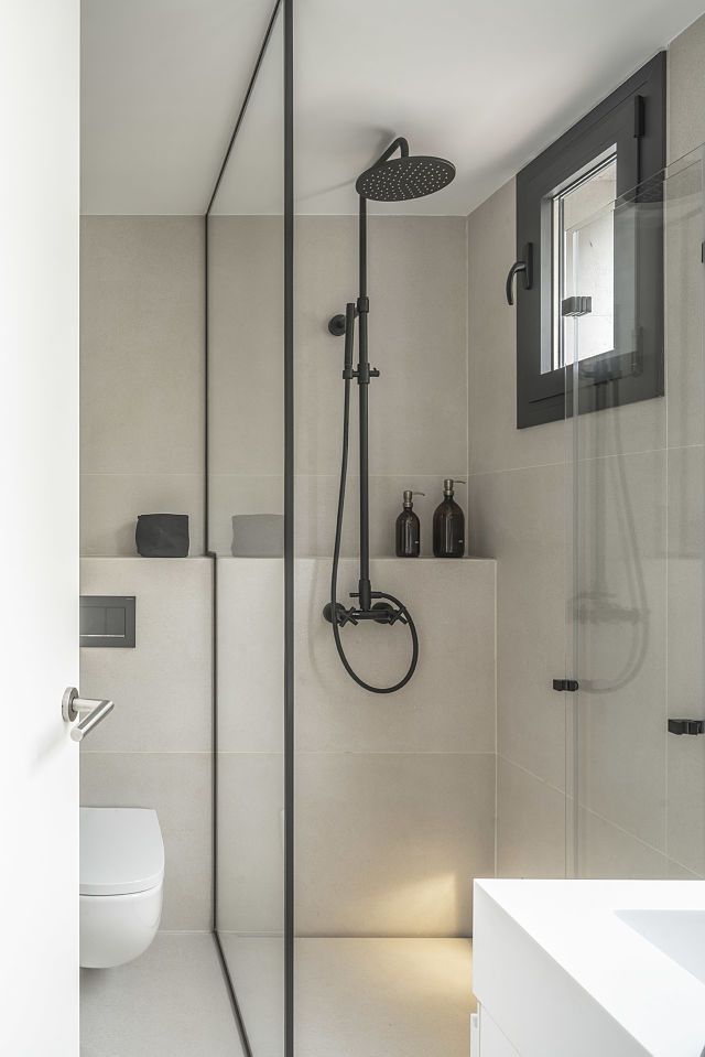 Baño sencillo y funcional en apartamento minimalista