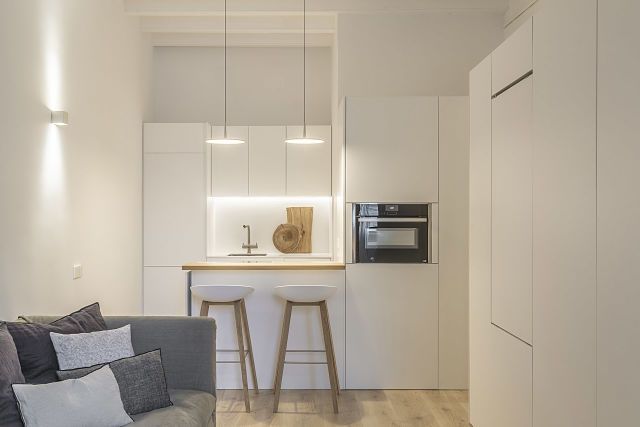 Zona de estar en apartamento minimalista con mesa cerrada