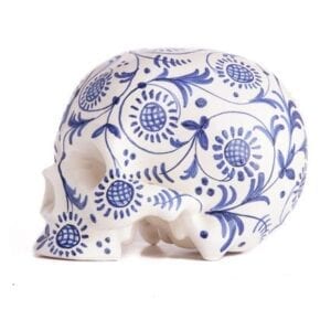 Calavera decorada con flores azules del Centro cerámico de Talavera